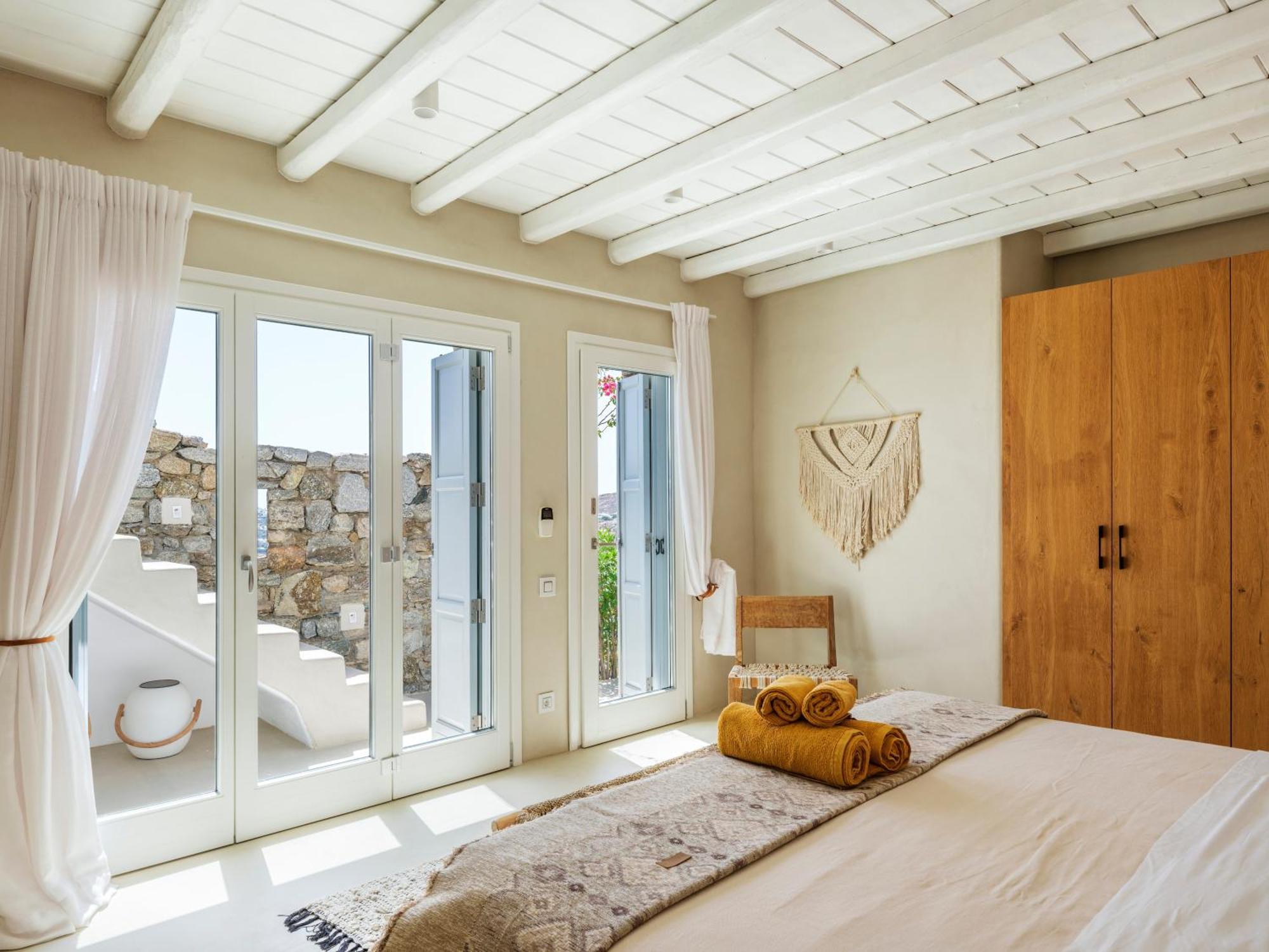 V&V Guest House - Luxury Suites Ornos  Exterior photo
