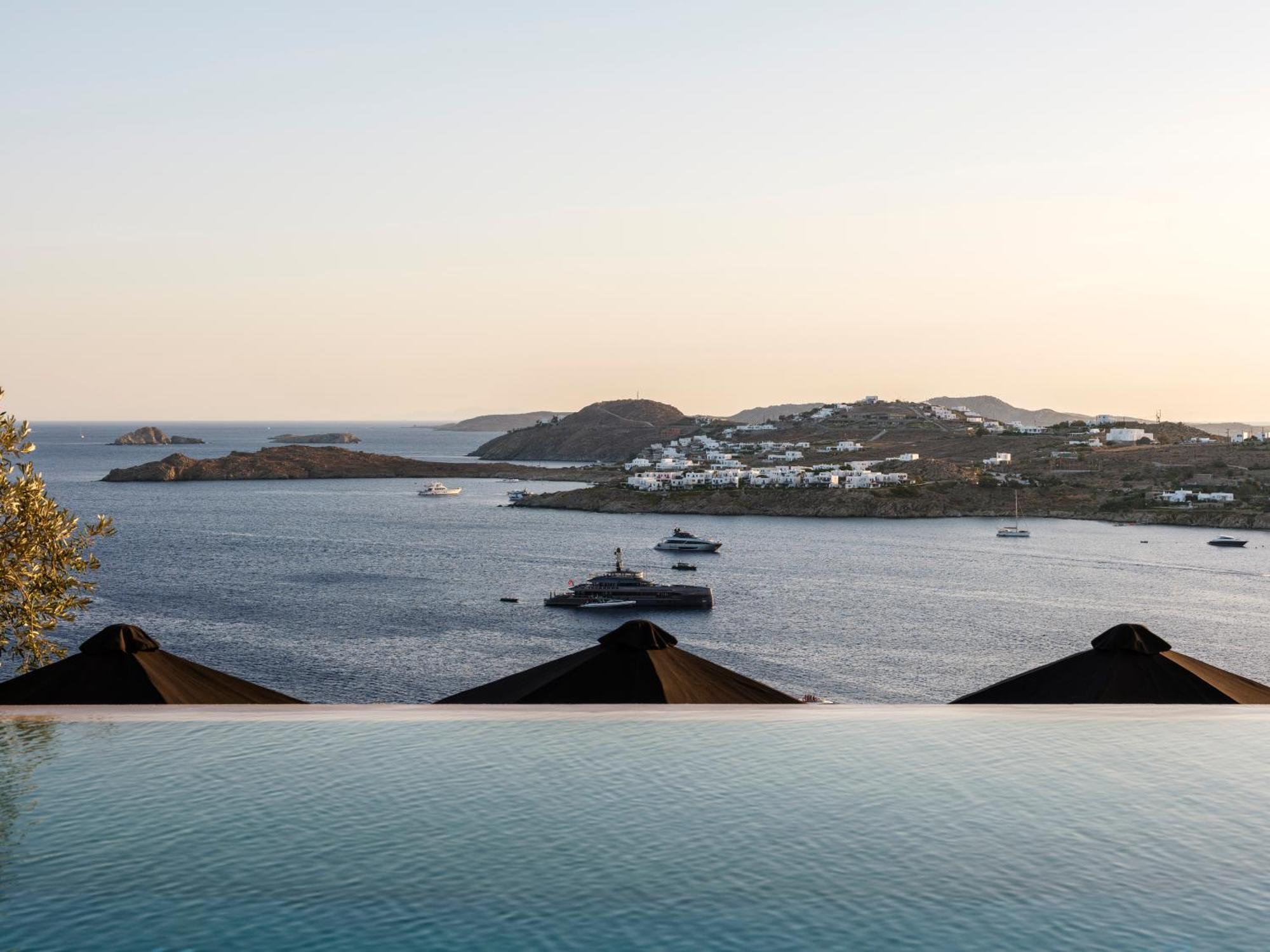 V&V Guest House - Luxury Suites Ornos  Exterior photo